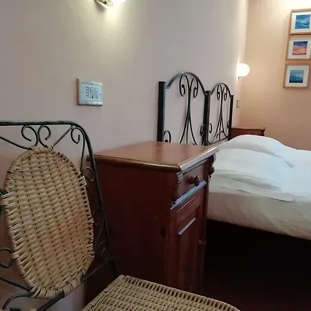 Genesi Hotel 2*